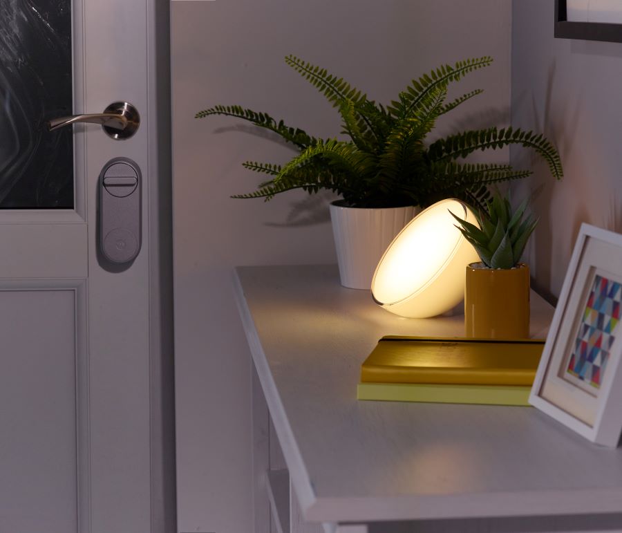 Yale e Philips Hue, per regalare un'entrata in casa più smart